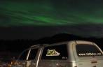 Até a Fiona ficou impressionada com o show da Aurora Boreal em Coldfoot, 95 km ao norte do Círculo Polar, na Dalton Highway, no Alaska